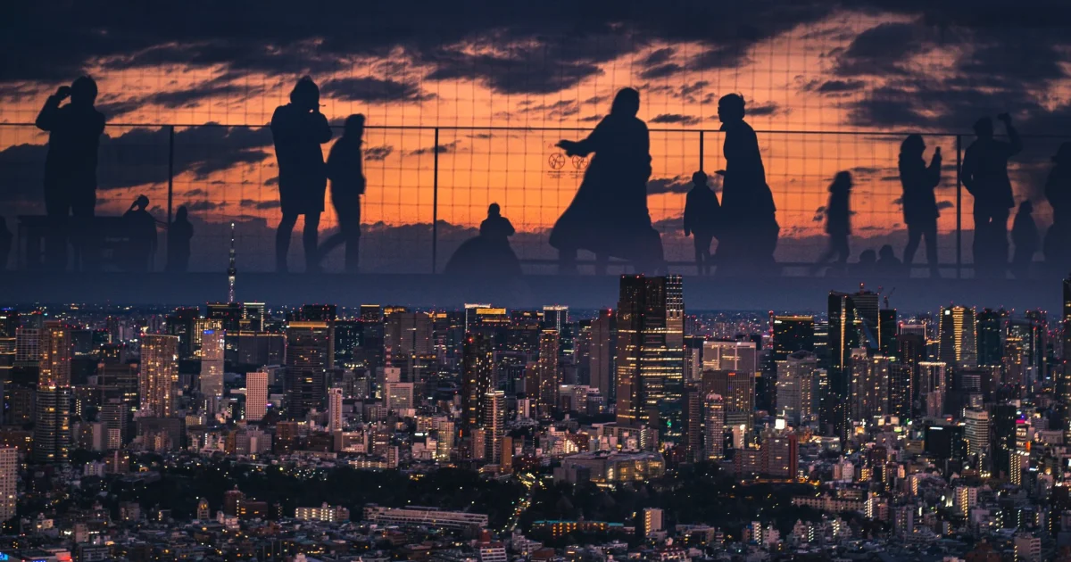 People in the Tokyo sky, and with no CGI! Photographer’s amazing photo tricks are all in-lens