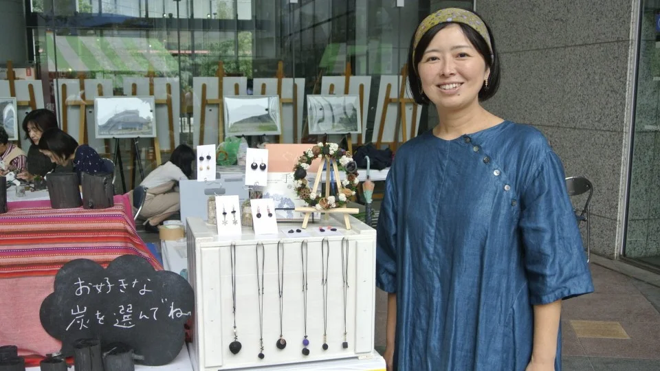 Charcoal artist uses DIY spirit to lead full country life