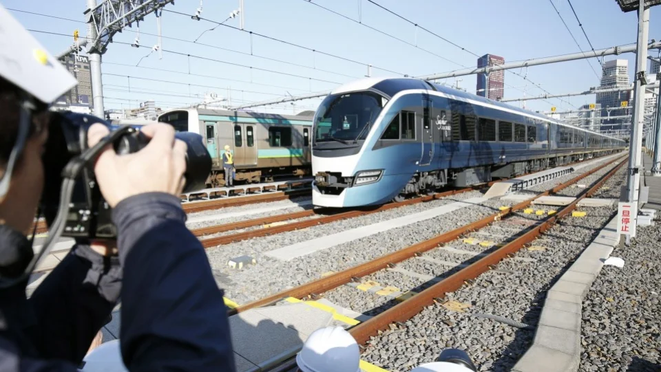 JR East unveils luxury Saphir Odoriko express