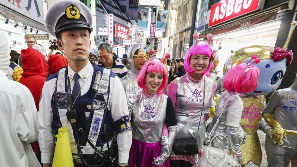 Tokyo's Shibuya abuzz with costumes on weekend before Halloween