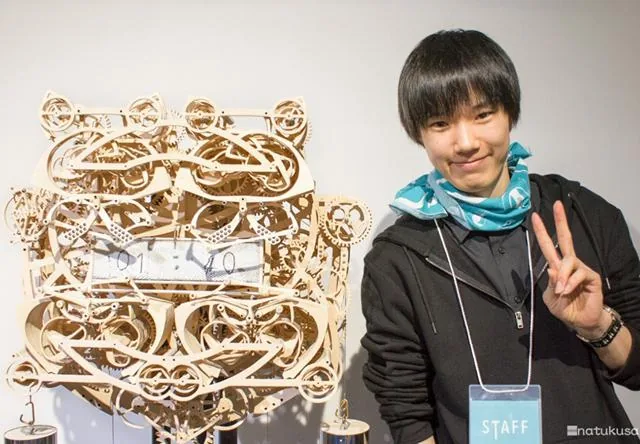 Art Student’s 407-Piece Hand-Carved Wooden Clock Literally Writes The Time