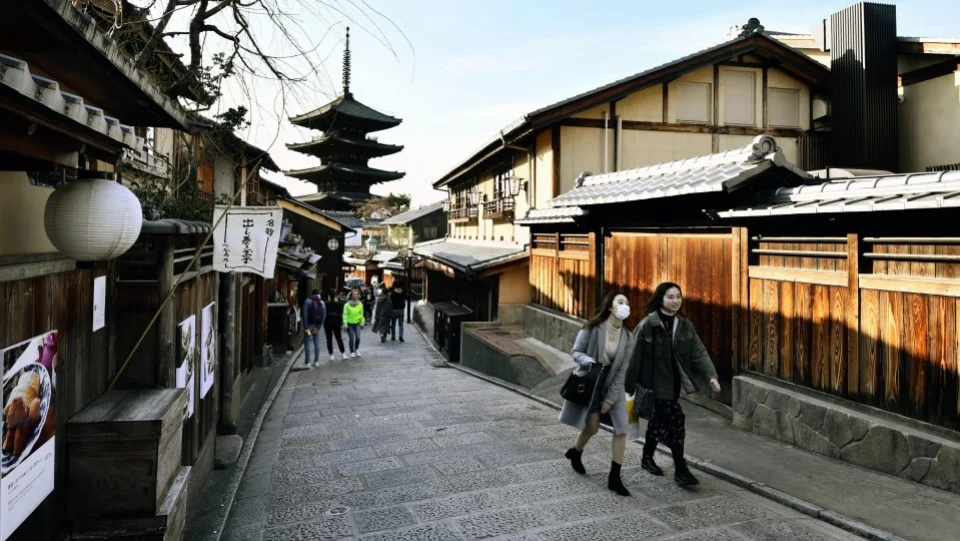 Foreign visitors to Japan drop 58%, largest in 9 yrs over coronavirus