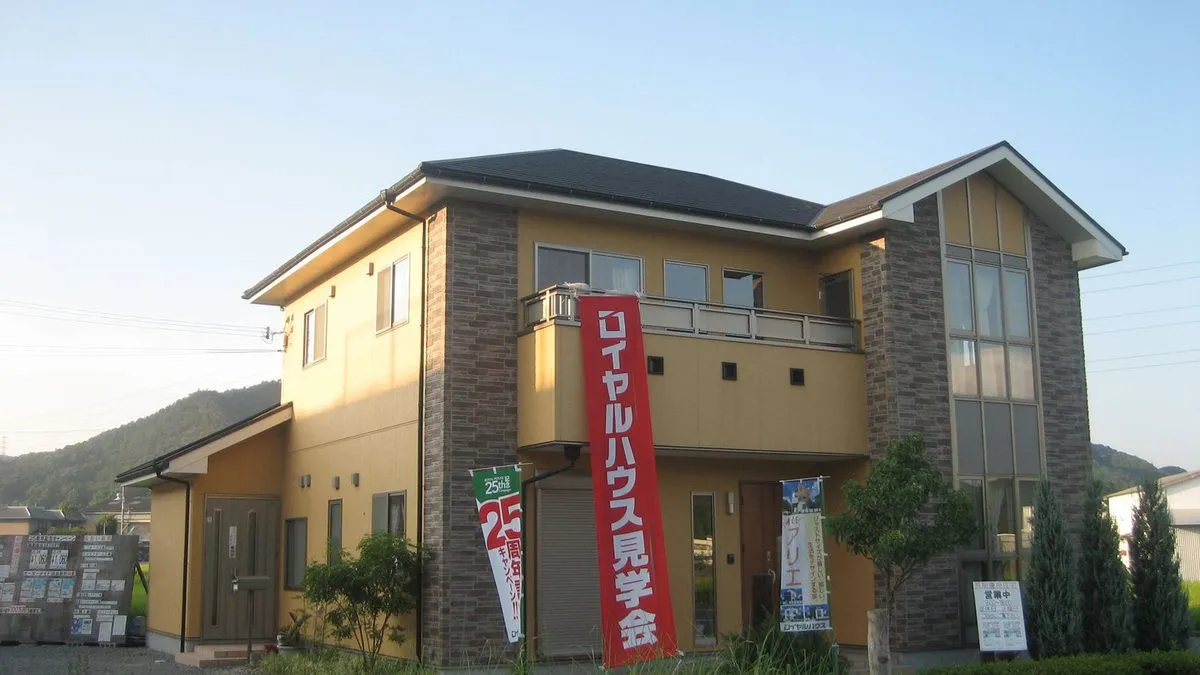 Why the average family in Tokyo can own a new house for $850/month