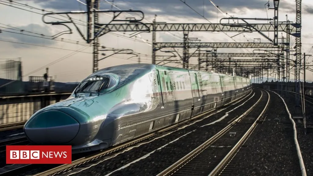Japan's bullet train door opens at 280km/h