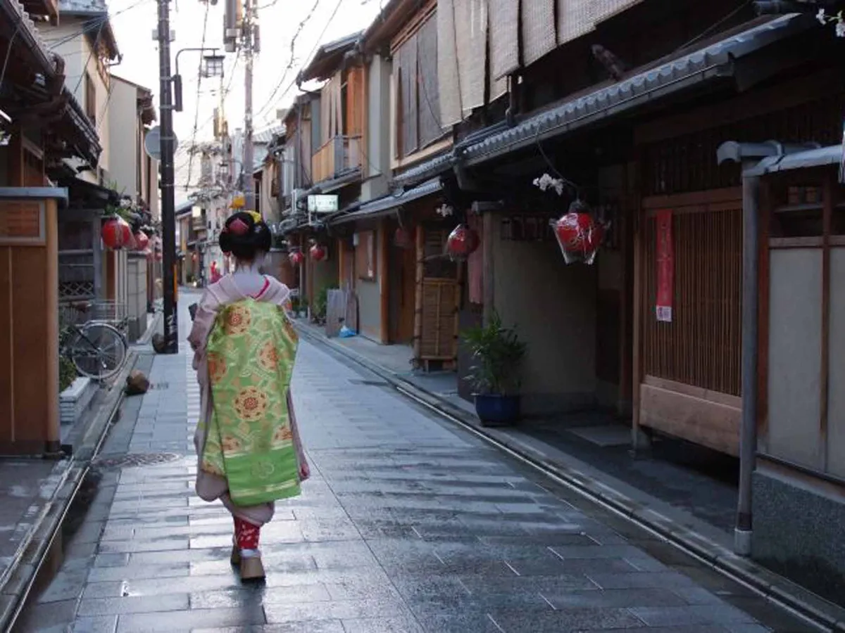 Kyoto tourists to be fined for hassling geishas