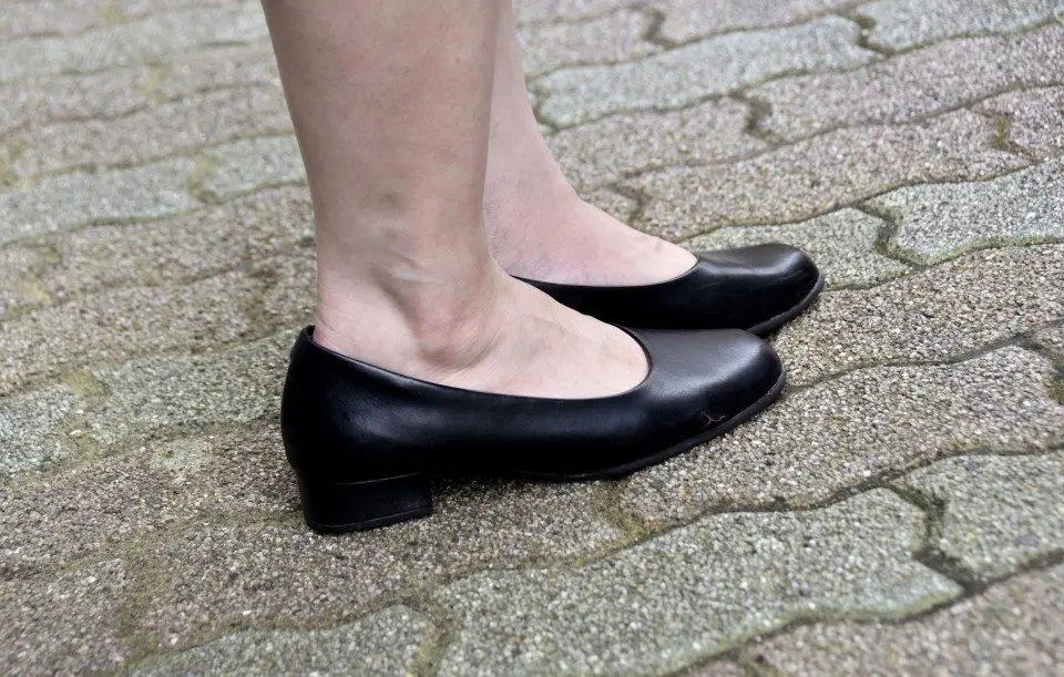 Companies having hard time letting go of heels: Kyodo poll